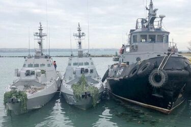 Россия возвращает Украине захваченные корабли: фото с места