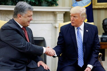 New York Times: Порошенко намагався задобрити Трампа покупкою 'золотих' локомотивів і вугілля