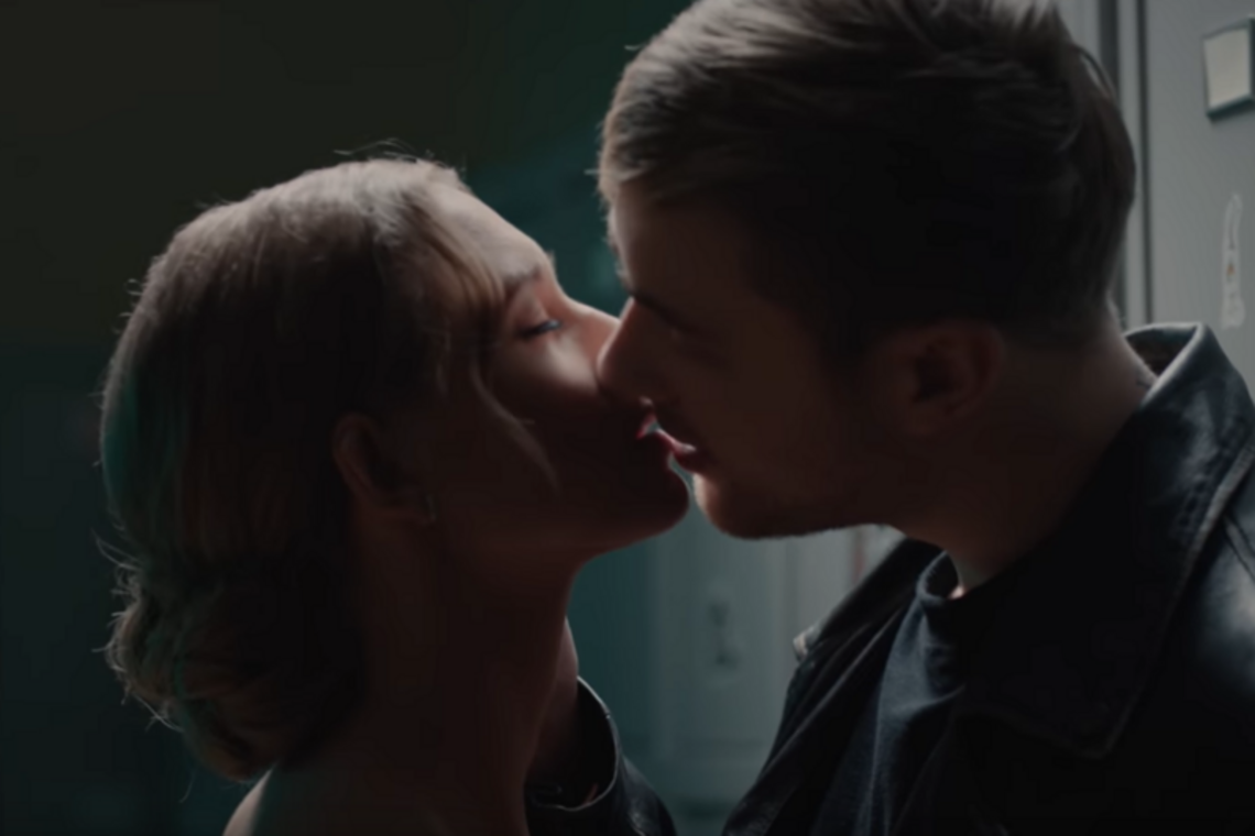 Асмус пояснила 'пристрасний поцілунок' з Крідом, відео