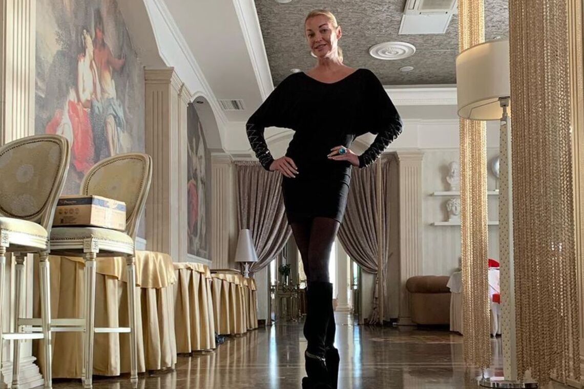 Анастасія Волочкова в рекламі косметики випадково засвітила обвислі груди, фото
