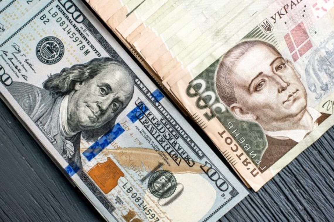 В Украине одновременно подорожали доллар и евро