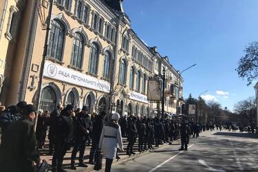 'Зловживає'. Порошенко в Чернігові нарвався на осуд