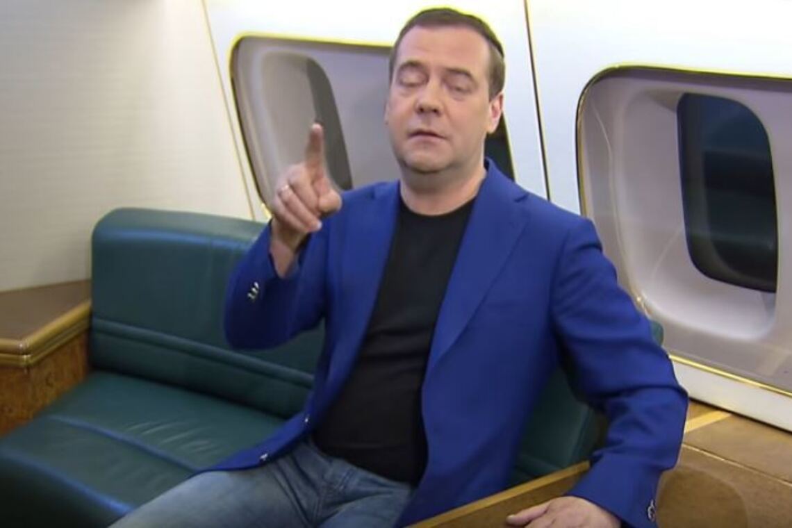 Медведев показал женщинам странный знак