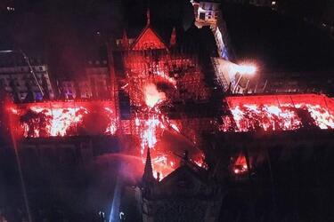 'Угробили і спалили'. Що за біда застала собор Паризької Богоматері