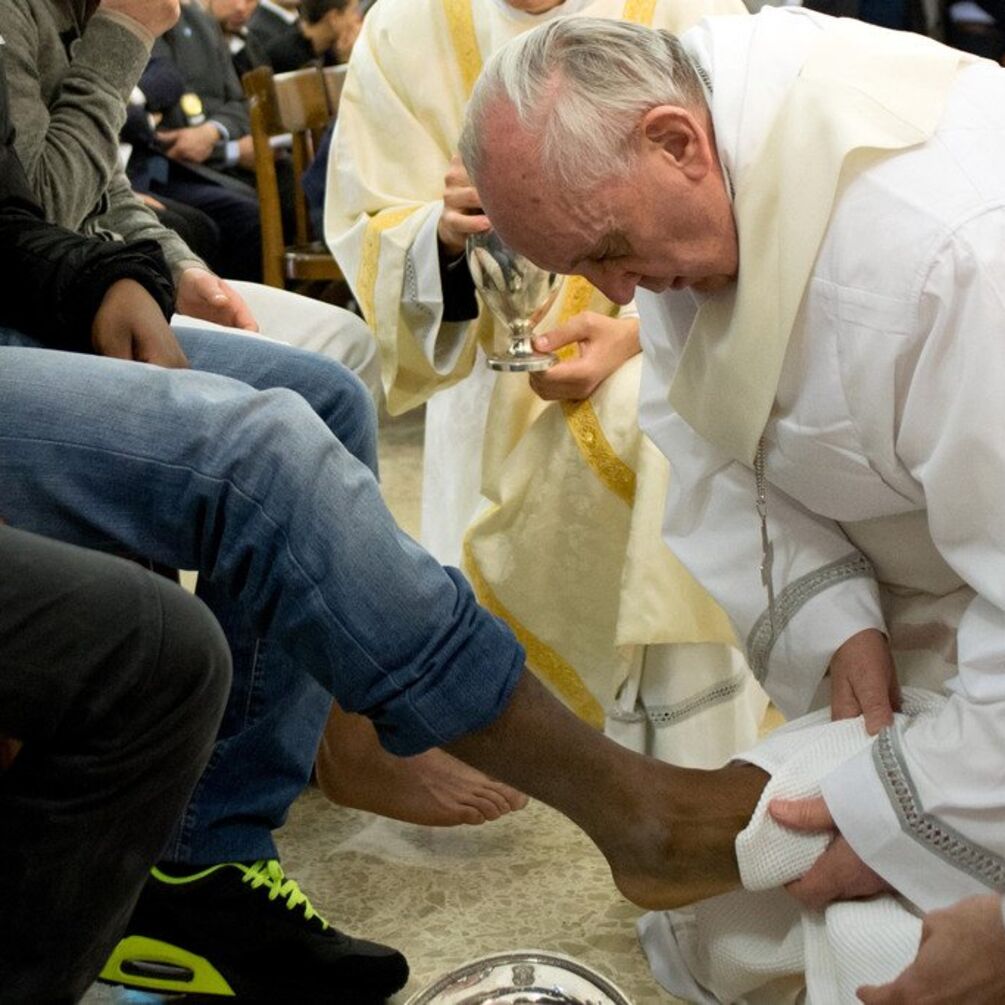 Папа Франциск омив ноги 12 ув'язненим. Відео