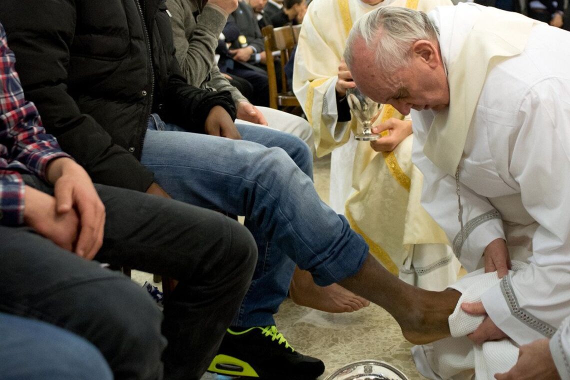 Папа Франциск омыл ноги 12 заключенным. Видео