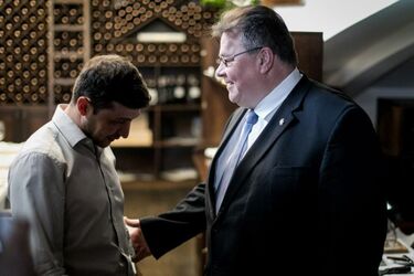 Человек дождя? У Зеленского получилось странное и забавное фото с главой МИДа Литвы