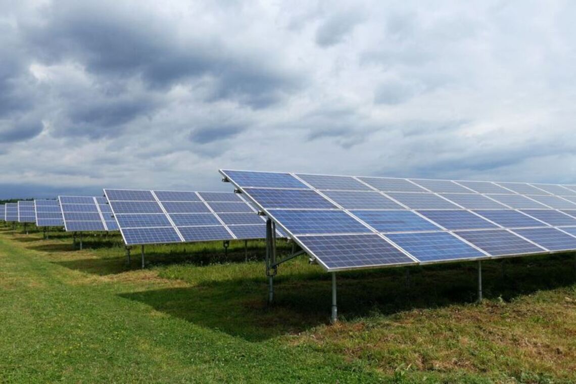 У Зеленского возмущены: Рада запретила украинцам строить дома солнечные электростанции