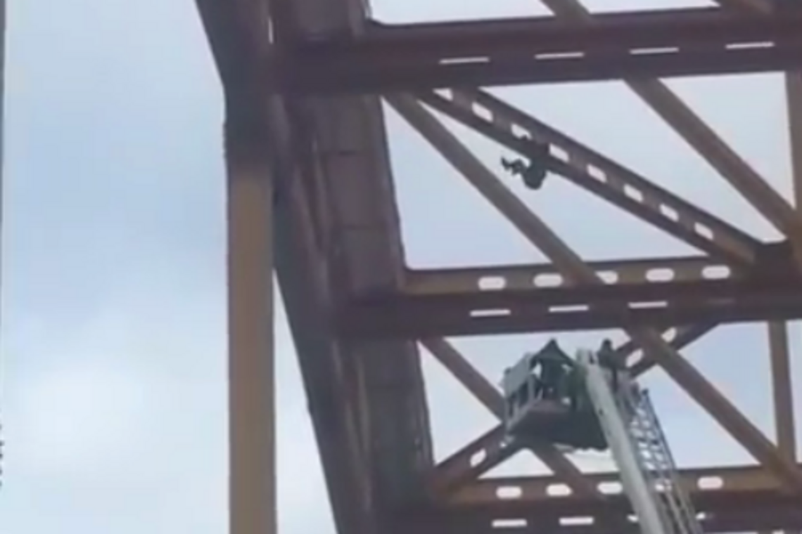 'Здійснив мрію': що за чоловік впав з моста в Ханти-Мансійську, моторошні відео