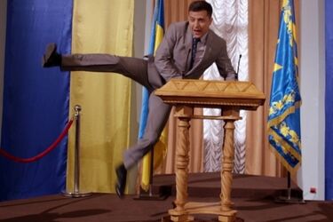 Зеленский сплясал и снова поцеловал лысого: из-за свежего видео с президентом разгорается скандал