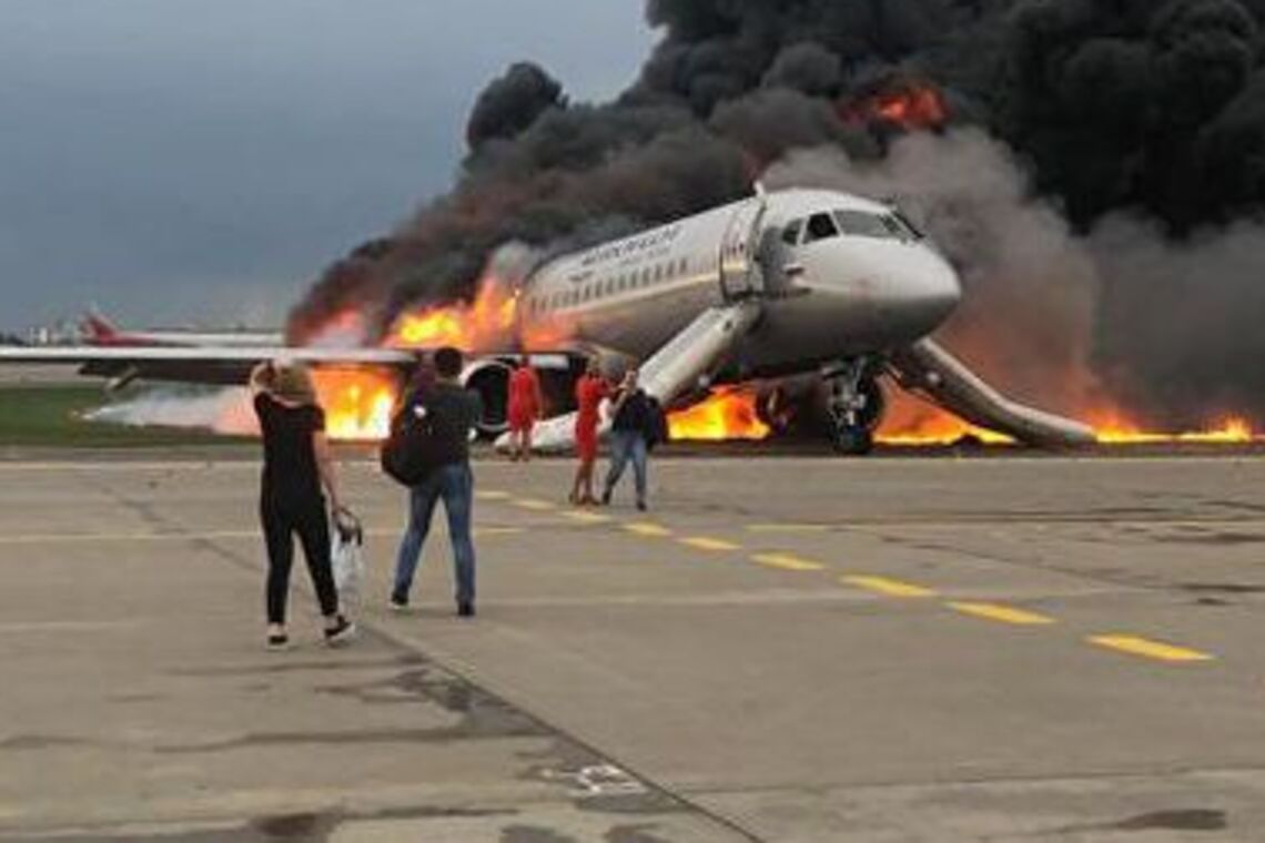 'Нормально сів. З вогником': співробітники 'Шереметьєво' пожартували над катастрофою SSJ-100 і потрапили на відео