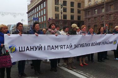 Плачущие женщины в День памяти и примирения в Киеве тронули сеть. Фото