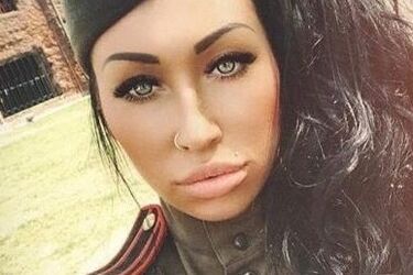 'Пулю из раны может высосать': фото девушки в военной форме взорвало сеть
