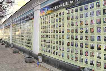Фото плачущей женщины у  Стены памяти в Киеве вызвало большой резонанс