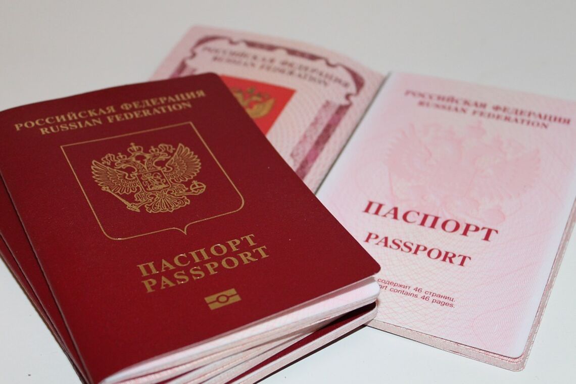 Паспорта России жителям Донбасса: развенчали мифы про пенсии и гражданство Украины