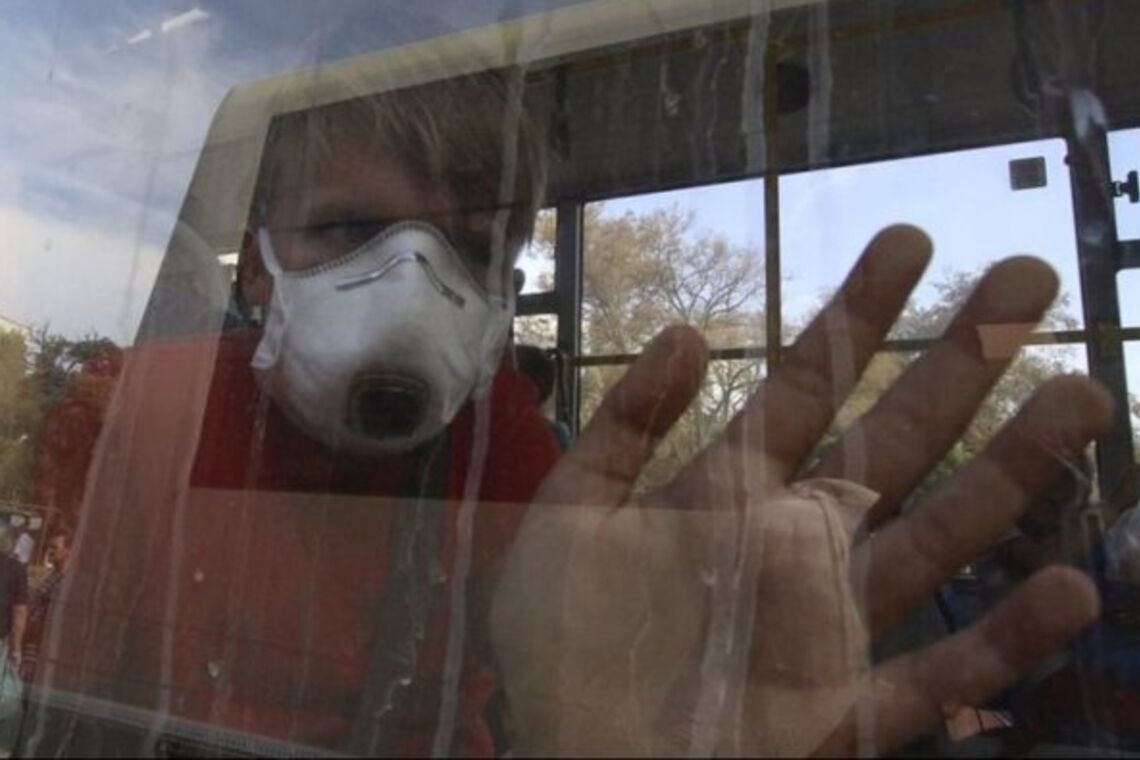 'Набряклі очі та моторошний кашель': жителів Криму труять сірчаною кислотою