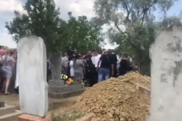 'Навіщо музика в кінці?!' Відео з криком матері Даші Лук'яненко на похоронах викликало обурення