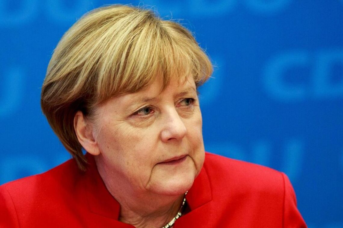 Видео, как Меркель третий раз стало плохо и затрясло