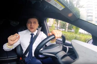 Яка модель Tesla у Зеленського і скільки вона коштує, фото