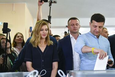 Зеленский засветил на выборах загадку с кольцом, фото