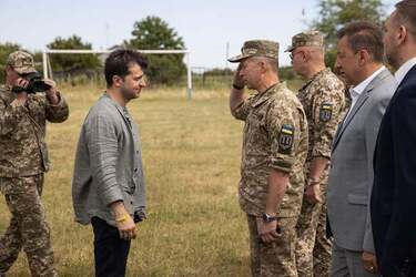 Зеленський розлютив нарядом у військовій зоні, фото