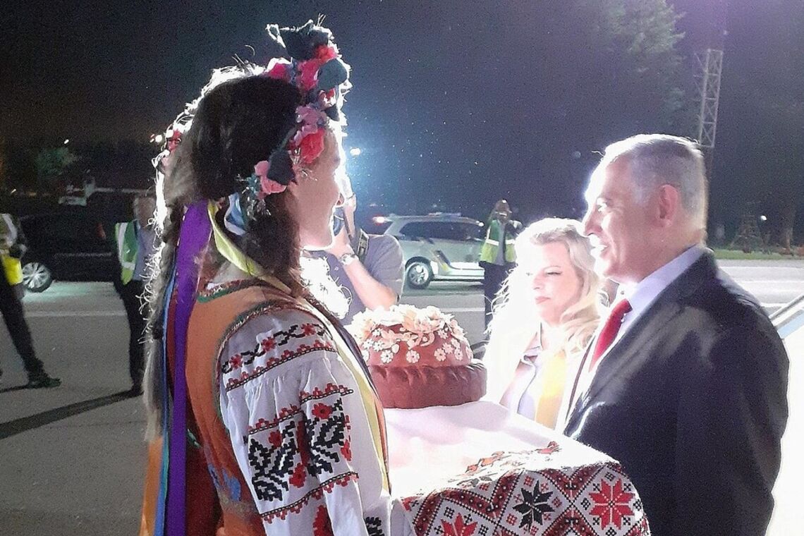 Сара Нетаньяху кинула український хліб на землю? Відео моменту