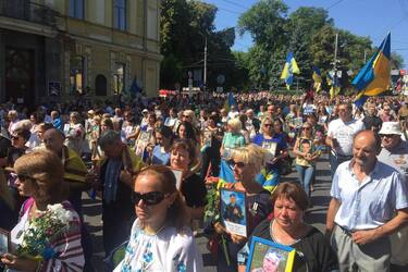 На Майдані після Зеленського влаштували зворушливий марш з оваціями