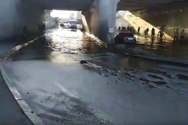 На Выдубичах под мостом уже полгода жуткий потоп, видео