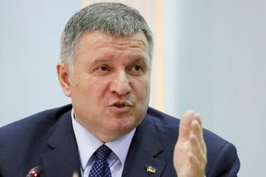 Аваков ткнул пальцем в Гончарука и всех развеселил, фото