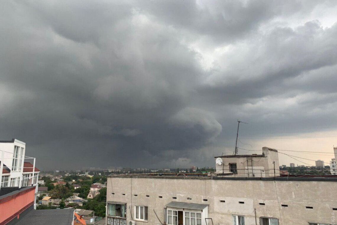 Шторм і ураган: що зараз коїться в Одесі, відео