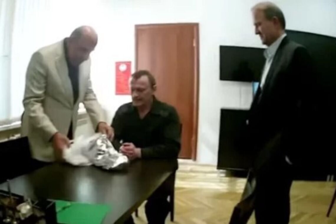 'Еб*ные черти!' Рабинович и Медведчук разозлили салом для заключенного украинца в РФ