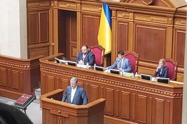 Порошенко в Раді дав заднього перед Зеленським: фото і відео