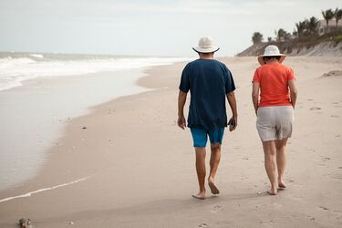 З Днем літньої людини! Листівки, картинки і вірші для привітання на свято