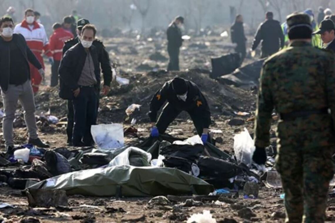 У мережу злили шокуючі відео та фото 18+ з місця аварії українського літака в Ірані