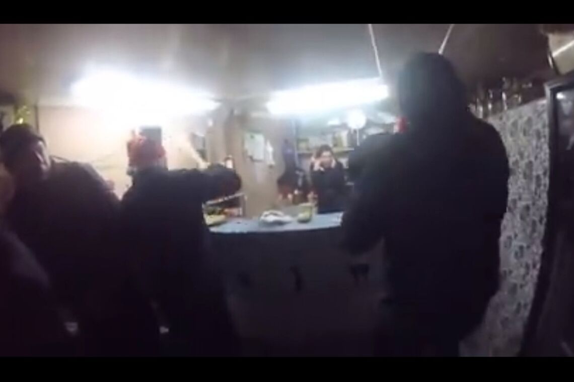 У Маріуполі група 'Санта Клаусів' у масках розтрощила наливайки, відео