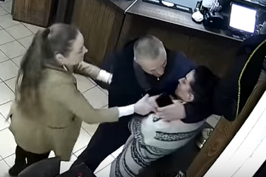'Горло на**й отрежу': В Полтаве мужчина с ножом напал на официантку, это мог быть экс-охранник Кивы - СМИ