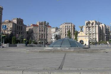С крыш домов на Майдане Независимости сняли рекламные конструкции