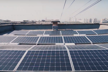 В Киеве запустили крупную солнечную электростанцию на крыше многоэтажки