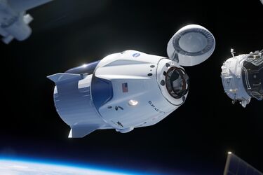 Crew Dragon успешно доставил экипаж на борт МКС