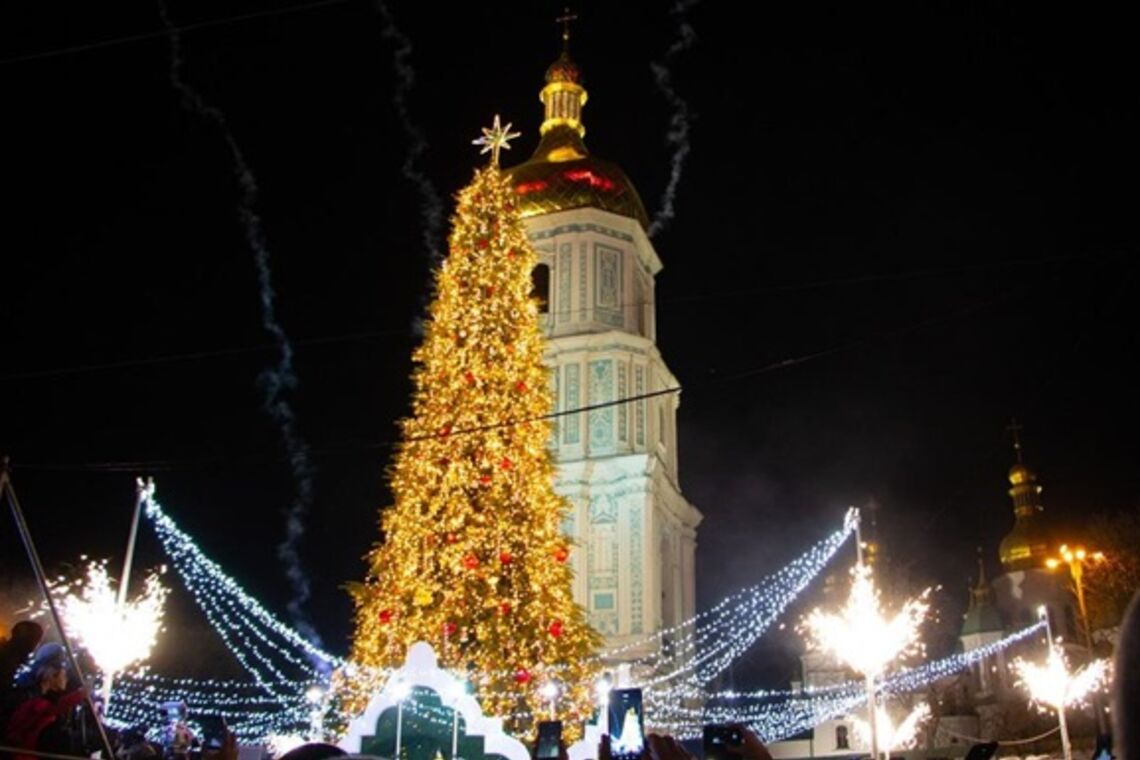 В Киеве начали устанавливать главную елку страны