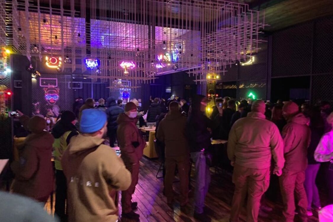 В Киеве полиция закрыла ночной клуб, в котором обнаружила 500 посетителей