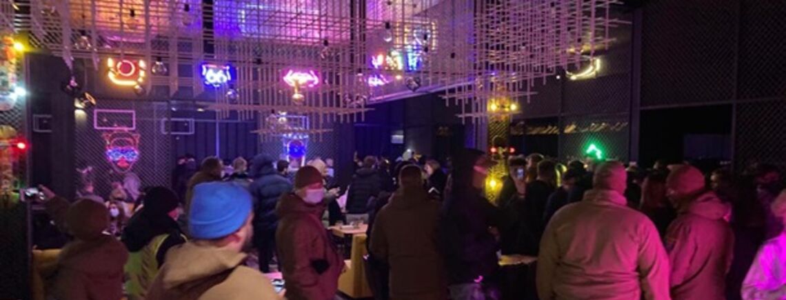 В Киеве полиция закрыла ночной клуб, в котором обнаружила 500 посетителей