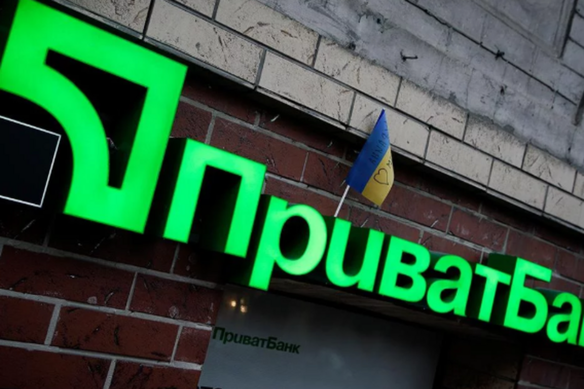 ПриватБанк блокирует переводы и счета украинцев: назван перечень причин