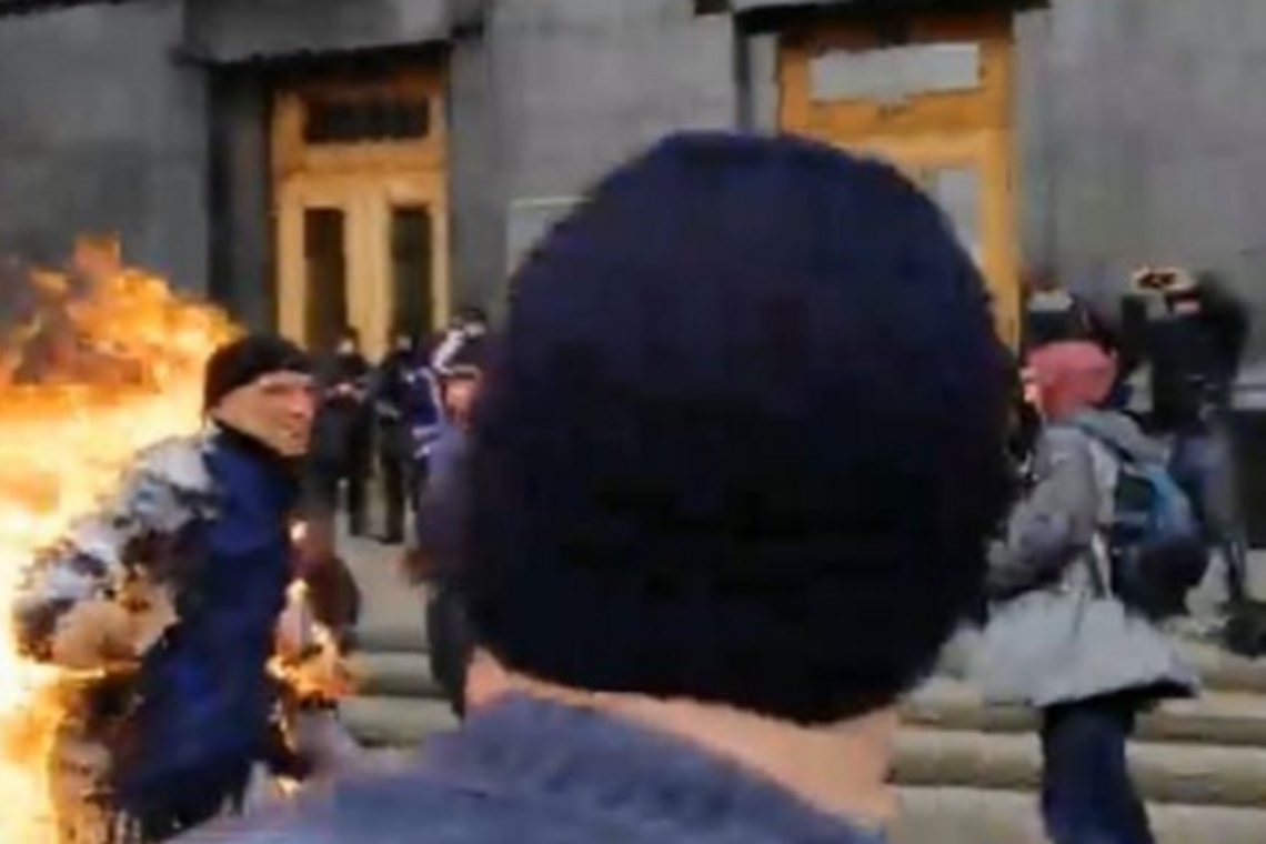 Хто такий Олександр Бурлаков і чому він підпалив себе під Офісом президента Зеленського, фото і відео