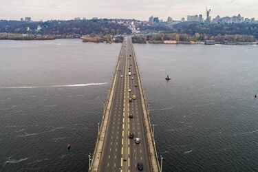 На мосту Патона в Києві з 10 лютого на невизначений період закриють одразу дві смуги