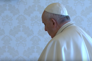 Отче наш: слова на русском и украинском, видео молитвы Папы Римского