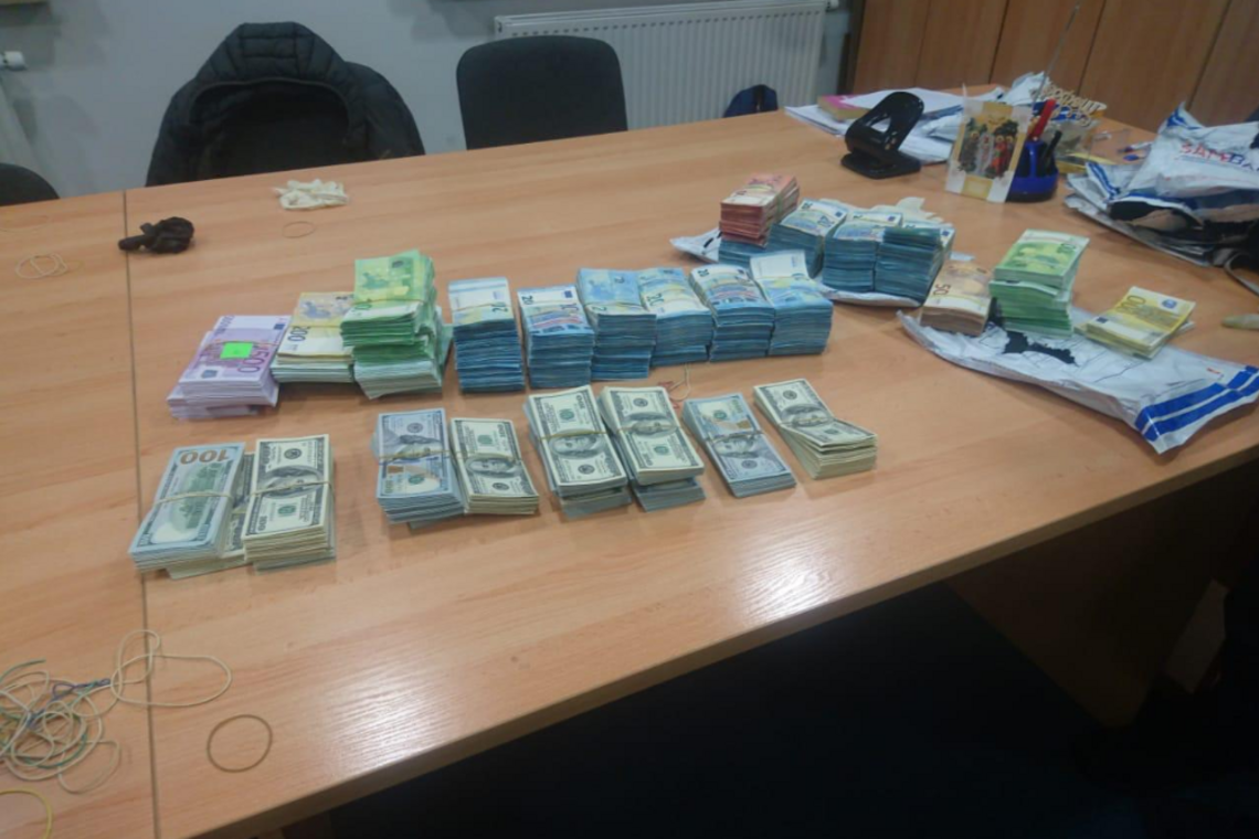 Поводився нервово: Українець намагався незаконно ввезти з Польщі величезну суму грошей. Фото і відео