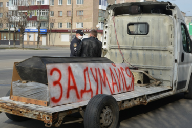 На Хмельниччині чоловік возив труну із закликом дотримуватися карантину - йому розбили авто і пригрозили розправою