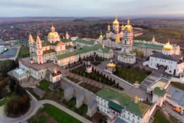 Полиция пропустила верующих МП в Почаевскую лавру несмотря на карантин. Фото