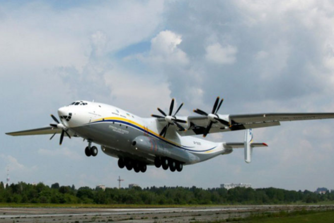 Найбільший в світі турбогвинтовий вантажний літак Ан-22 'Антонова' відновив перельоти
